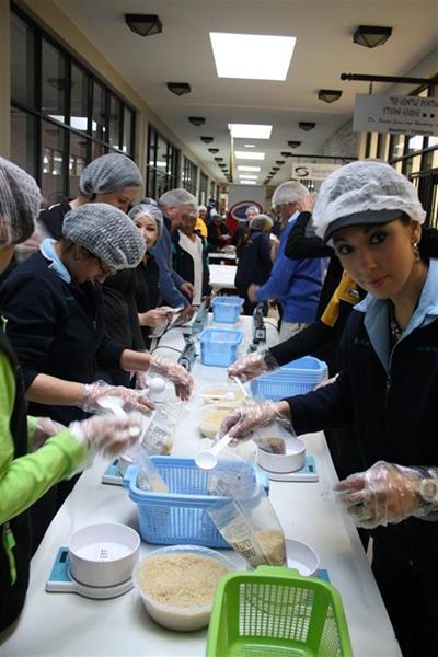 80 volunteers pack 10 000 meals