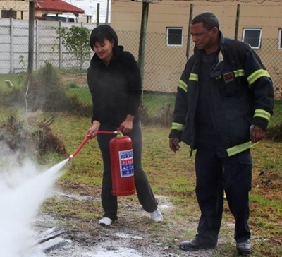 Kollegas leer oor brandbestryding