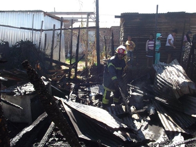 Man steek glo houthuis aan die brand