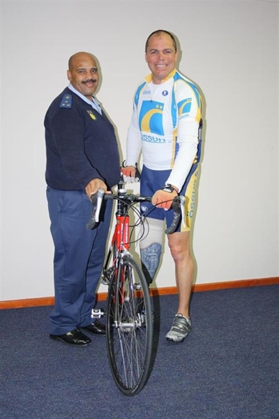 Polisieman presteer in fietsry