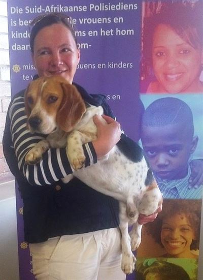 Hondedief slaan vrou met knopkierie