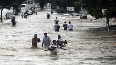 Thousands of tourists flown of out Acapulco floods