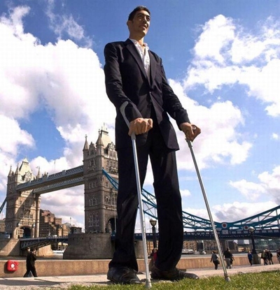 World's tallest man gets married