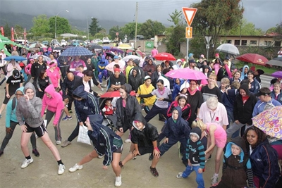 Record numbers at cancer walk