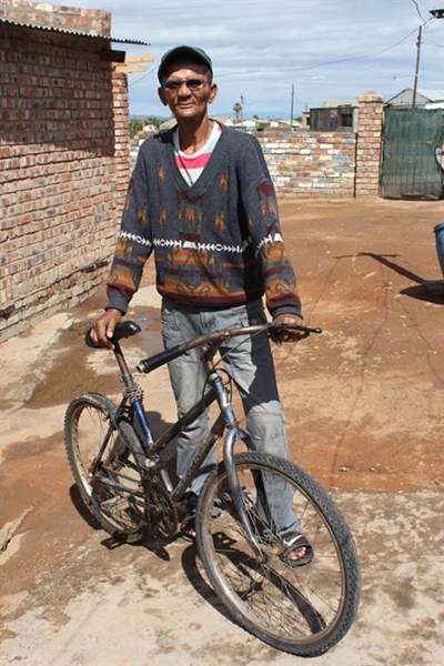 Man van fiets afgeslinger