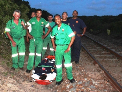 Vrou beseer na val op treinspoor
