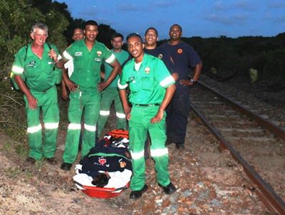 Vrou beseer na val op treinspoor