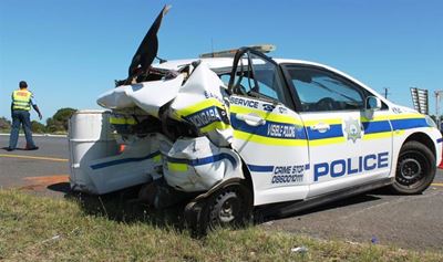 Polisie-lede in ongeluk op N2