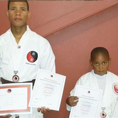 Karate studente word vereer