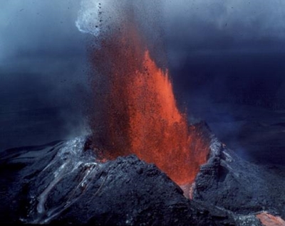 New Indonesian volcanic eruption halts search
