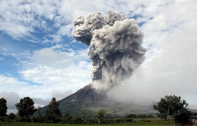 Three dead, flights disrupted as Indonesia volcano erupts
