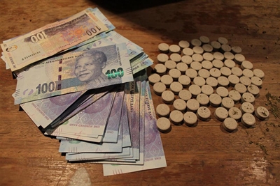 Drugs and counterfeit notes confiscated