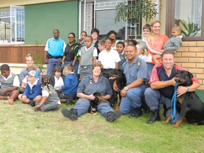 Honde-eenheid besoek Leolan Akademie