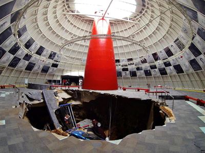 Sinkhole devours eight Corvettes