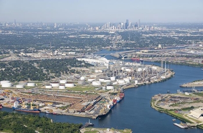 Oil spill closes US ship channel