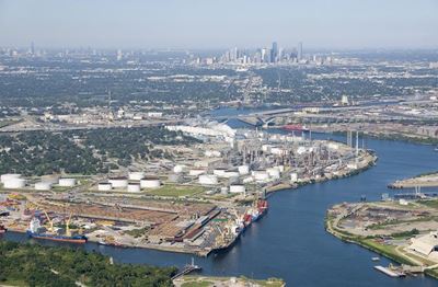 Oil spill closes US ship channel