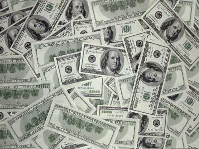 Dollar holds on to gains in Asia
