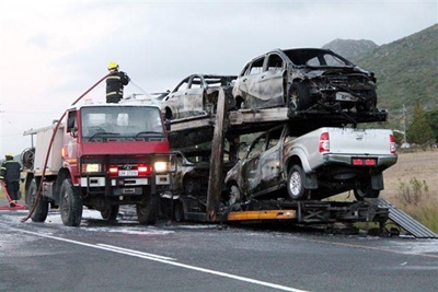 Drie voertuie brand uit op vragmotor