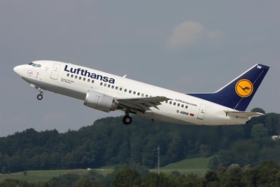 Lufthansa cancels 900 flights