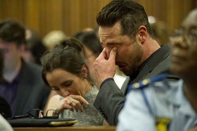 Pistorius takes the stand weeping