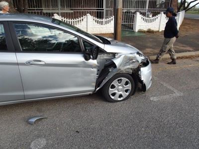 Kar deur vragmotor-sleepwa getref