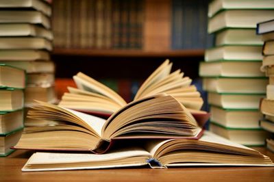 Skenk boeke vir RSG/Absa KKNK-projek