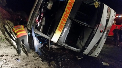 Opvolg: 11 passasiers sterf in busongeluk