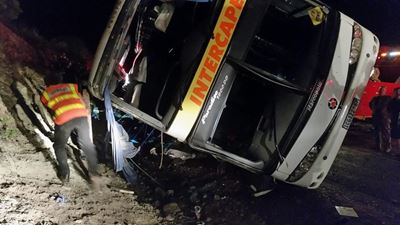 Opvolg: 11 passasiers sterf in busongeluk