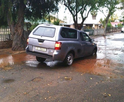 Vrou se bakkie sak weg in pad