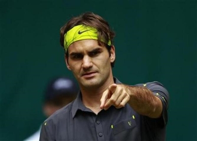 Roger Federer wins Halle opener in 3 sets