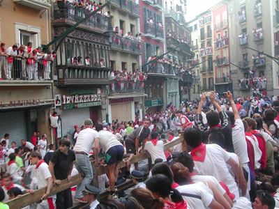 1 gored in 1st day of Pamplona bull-run