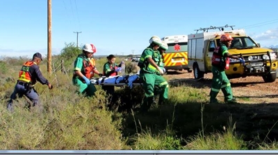 Opvolg: Bakkie rol buite Oudtshoorn