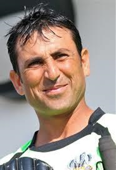 Akmal returns for tests, Younis back in ODI team