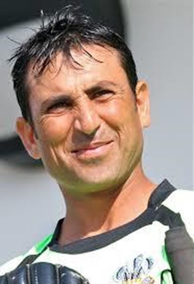 Akmal returns for tests, Younis back in ODI team