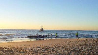Rush to rescue stranded whale in Australia