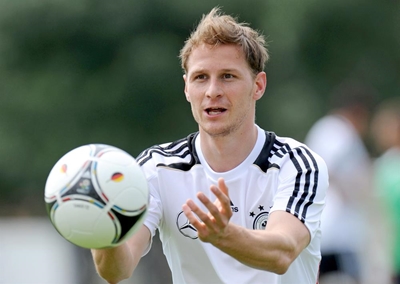 Football: 'Weak link' Hoewedes out to keep Messi quiet