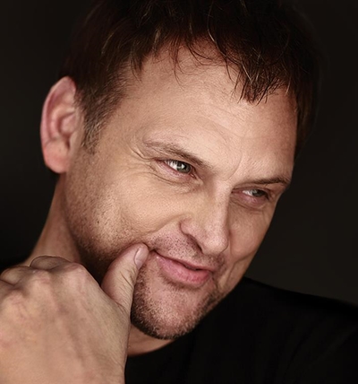 Steve Hofmeyr sings 'Die Stem' to Australian fans