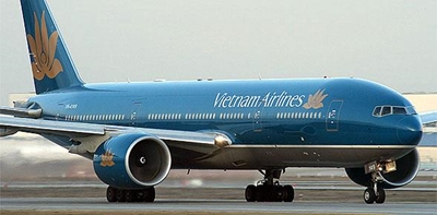 Air traffic controller loses licence after close call on runway