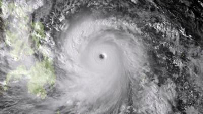 Thousands flee from Philippines typhoon
