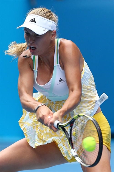 Wozniacki easily advances in Istanbul