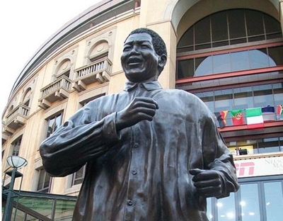 Woman strips at Mandela statue