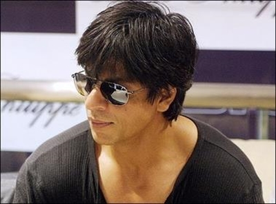 Bollywood's Khan kicks up row for dancing with policewoman