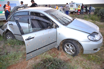 Gesin ontkom nadat motor rol
