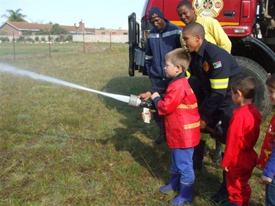Kleuters grootoog met Brandweer se besoek