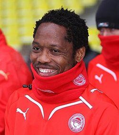 Cameroon's Makoun follows Eto'o into retirement