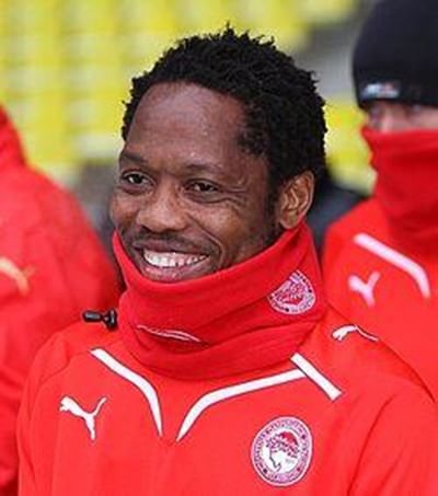Cameroon's Makoun follows Eto'o into retirement