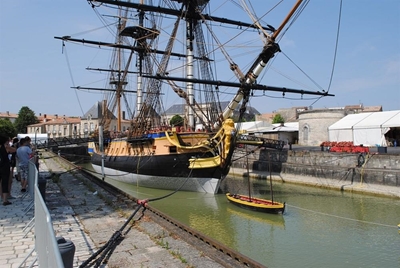 Rebuilt 18th century ship tests French waters