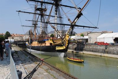 Rebuilt 18th century ship tests French waters