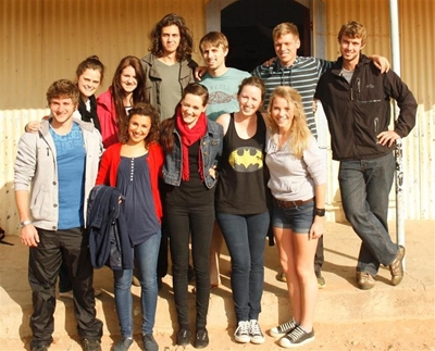 Studente bring hoop na Oudtshoorn-gemeenskappe