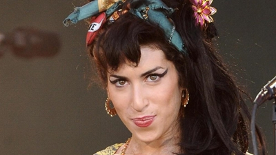Amy Winehouse statue unveiled in London